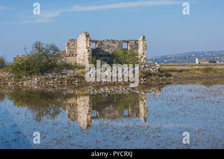 Abgebrochene Salz - pan Haus am Naturpark Secovlje Salina, Slowenien Stockfoto