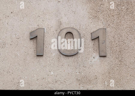 Haus Nummer 100 und 101 in Designer font aus poliertem Metall, Edelstahl aus Schweden verwitterte oder getrübt Stockfoto