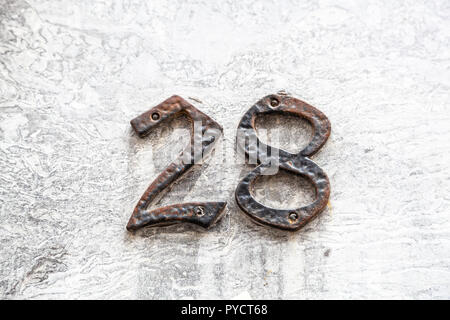 Haus Nummer 28 28 aus Metall, texturiert, poliert, in Designer font aus Schweden überstanden. Stockfoto