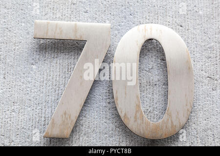 Haus Nummer 70 70 aus Metall - Edelstahl, in Designer font aus Schweden Stockfoto