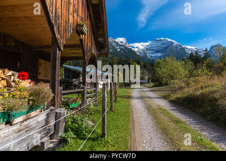 Alpine Farm in den Rissbach Tal, schneebedeckten Berge im Herbst Zeit, Vomp, Tirol, Österreich Stockfoto