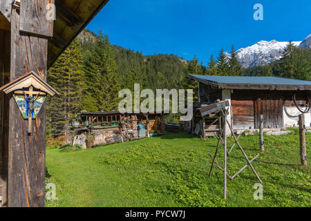 Alpine Farm in den Rissbach Tal, schneebedeckten Berge im Herbst Zeit, Vomp, Tirol, Österreich Stockfoto