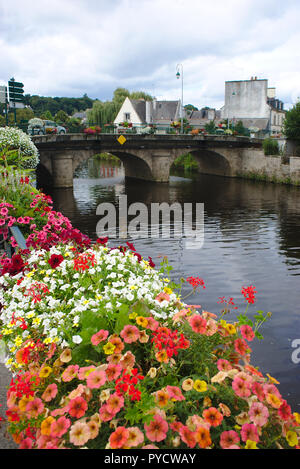 Kanal von Nantes nach Brest in der Innenstadt von pontivy in der Bretagne, im Morbihan. Blumen im Vordergrund Stockfoto