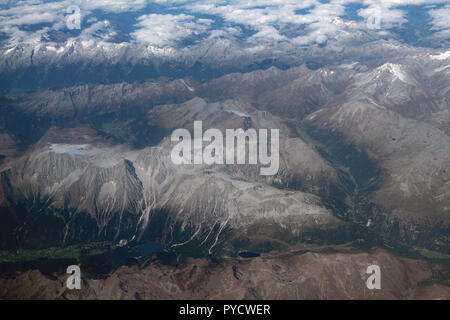 Blick auf die Berge aus dem Flugzeug. Italien-österreich Stockfoto