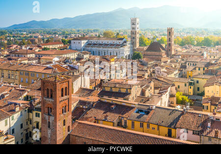 Panoramischer Anblick in Lucca, mit dem Duomo San Martino im Hintergrund. Toskana, Italien. Stockfoto