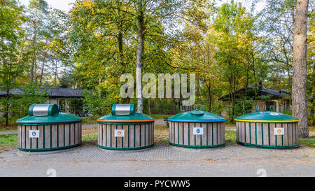 Papierkörbe für die Wiederverwendung von Abfällen zu trennen Stockfoto