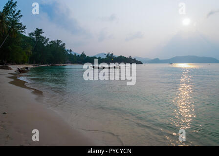 Typische thai Boot am Sandy Beach, Koh Pha Ngan, Thailand Stockfoto