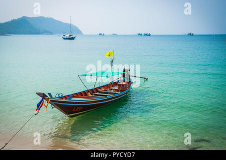 Typische thai Boot am Sandy Beach, Koh Pha Ngan, Thailand Stockfoto