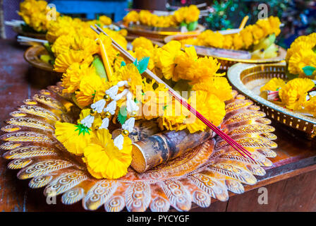 Buddhistische Angebote von Blumen, Weihrauch, Bananen und Reis auf einen Teller in den Tempel, Nahaufnahme, Thailand Stockfoto