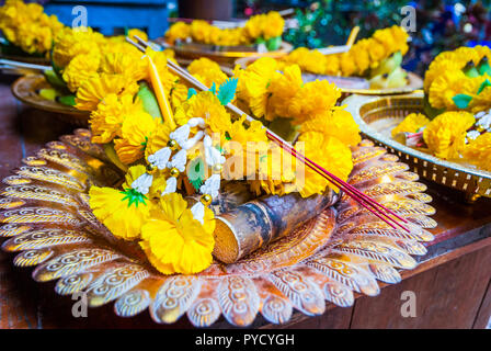 Buddhistische Angebote von Blumen, Weihrauch, Bananen und Reis auf einen Teller in den Tempel, Nahaufnahme, Thailand Stockfoto