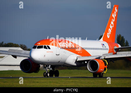 EasyJet Airbus A319 Flugzeug namens Adam Stoaling nach einem easyJet Pilot, der seine Passagiere unterhält mit seinem Sinn für Humor. Airbus A 319-111 OE-LQA Stockfoto