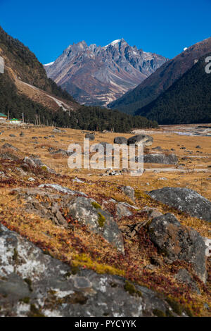 Berg Landschaftsblick auf Lachung, klare Wetter blauen Himmel Tag Zeit, Sikkim, Indien Stockfoto