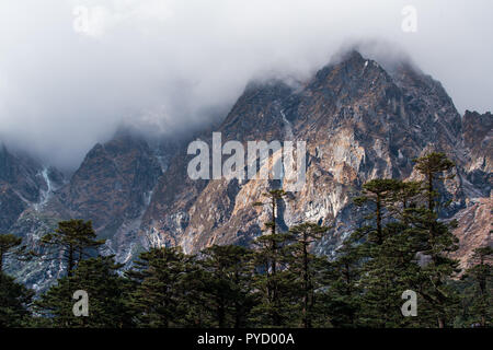 Schneeberg und Cloud Landschaftsansicht bei Lachung, klare Wetter blauen Himmel Tag Zeit, Sikkim, Indien Stockfoto