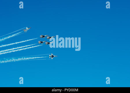 U.S.A.F. Thunderbirds in der Großen pazifischen Airshow Stockfoto