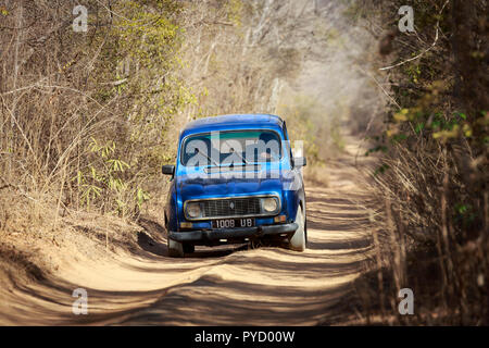 Alten Renault 4 Fahren auf einer Landstraße in der westlichen Madagaskar Stockfoto