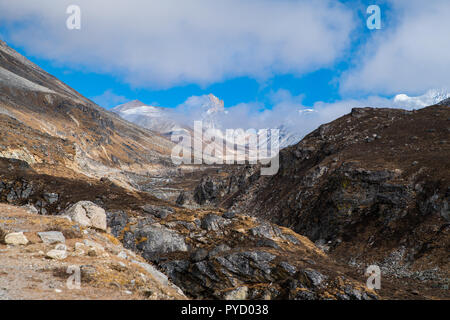 Nebel und Cloud decken Mountain Peak Landschaftsansicht am Nullpunkt, blauer Himmel Tageszeit, Sikkim, Indien Stockfoto