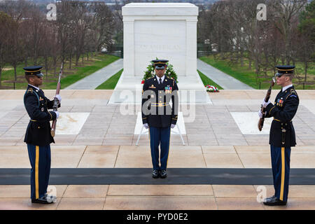 Die Wachablösung am Grab der Unbekannten, den Nationalfriedhof Arlington, Washington DC, USA WASHINGTON DC, USA - 01. April 2018: Änderung des G Stockfoto