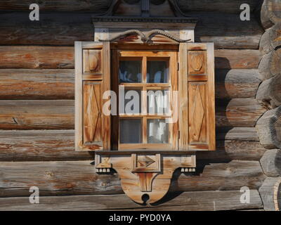 Mit Rollläden in einem alten Holzhaus Fenster Stockfoto
