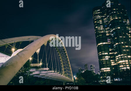 Humber Bay Bridge in Toronto, Kanada - lange Belichtung nach Einbruch der Dunkelheit Stockfoto