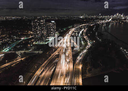 Luftaufnahme von drohne über dem vielbefahrenen Autobahn bei Nacht, Toronto, Kanada Stockfoto