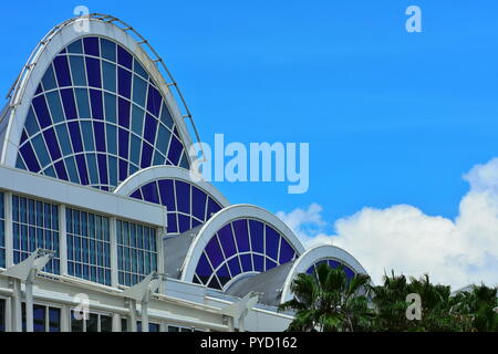 Orlando, Florida; Juli 27, 2018 Convention Center und blauer Himmel in den International Drive. Stockfoto