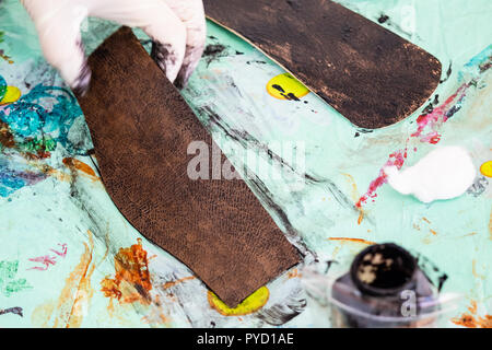 Workshop der geschnitzten Leder Tasche - Handwerker Flecken die geschnitzten Leder handtasche Stockfoto