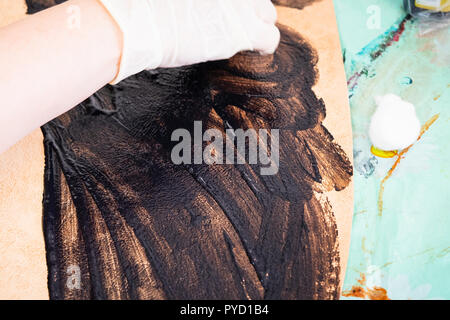 Workshop der geschnitzten Leder Tasche - Handwerker Farben der gestempelten Leder handtasche Stockfoto