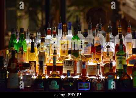 Orlando, Florida. Oktober 11, 2018. Bunte Flaschen verschiedener Getränke in der Bar in der Lake Buena Vista Gegend. Stockfoto