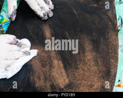 Workshop der geschnitzten Leder Tasche - Handwerker Farben die geschnitzten Leder handtasche Stockfoto