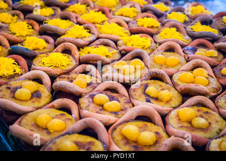 Thailändische Kokos Pudding Pudding Nachspeise, Maw Gaeng, in Lehmtöpfen Stockfoto