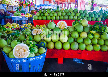 Pomelo Früchte für den Verkauf auf dem lokalen Markt, Thailand Stockfoto