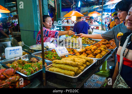 Amphawa, Thailand - 13.September 2015: Frau, das fertige Essen in schwimmenden Markt Amphawa Stockfoto