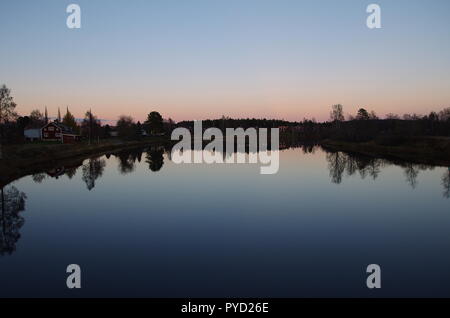 Schönen Sonnenuntergang über einem Fluss in Dalarna. Stockfoto