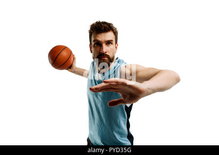 Junge Basketballspieler auf Weiß Stockfoto