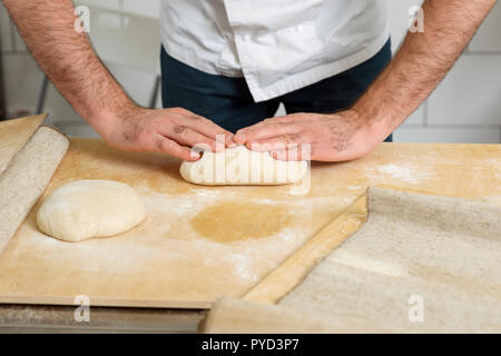 Der Mensch ist kneten den Teig Stockfoto