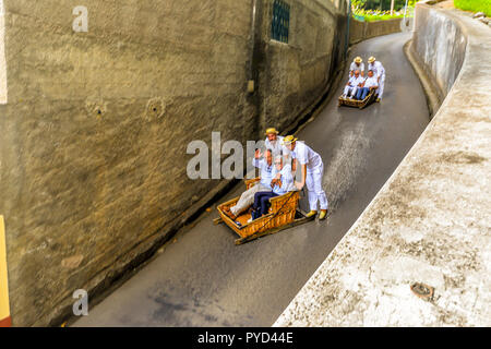 Funchal/Madeira - Portugal - 10/13/18 - Die touristenattraktion Warenkorb Fahrt auf Madeira - Portugal Stockfoto