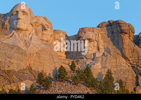 Mount Rushmore Skulpturen der vier US-Präsidenten bei Sonnenaufgang Stockfoto