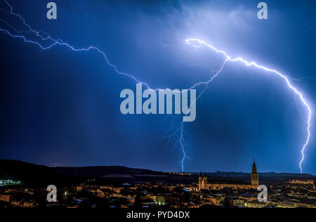 Sturm und Blitz über die Stadt Stockfoto