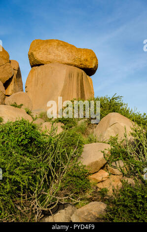 Riesige Felsbrocken balancieren prekär in der Nähe der Basis der Matanga Hill, Hampi, Karnataka, Indien über einander Stockfoto