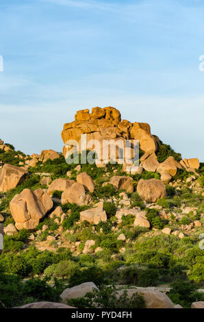 Riesige Felsbrocken balancieren prekär in der Nähe der Basis der Matanga Hill, Hampi, Karnataka, Indien über einander Stockfoto