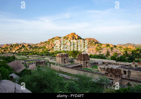 Achyuta Raya Tempel komplex wie von matanga Hill, Hampi, Karnataka, Indien Stockfoto