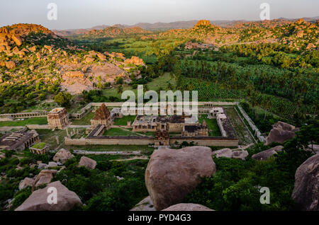 Achyuta Raya Tempel komplex wie von matanga Hill, Hampi, Karnataka, Indien Stockfoto