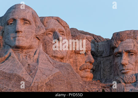 Eine Nahaufnahme der vier Präsidenten in Mount Rushmore in der Morgendämmerung Stockfoto