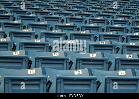 Reihen leerer blauer Plätze in einem Sportstadion Stockfoto