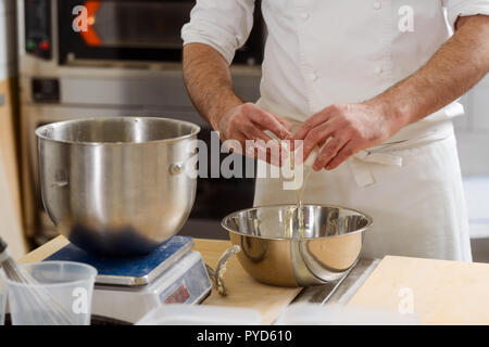 Baker ist Schlagsahne Eier Stockfoto