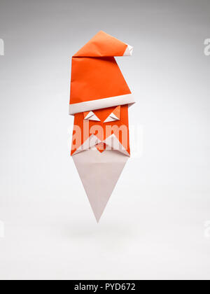 Ein PAPIER SANTA CLAUS, die mit der Kunst des Origami Stockfoto
