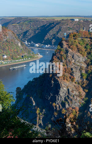 Felsen der Loreley, Rhein, Tal im Herbst Stockfoto