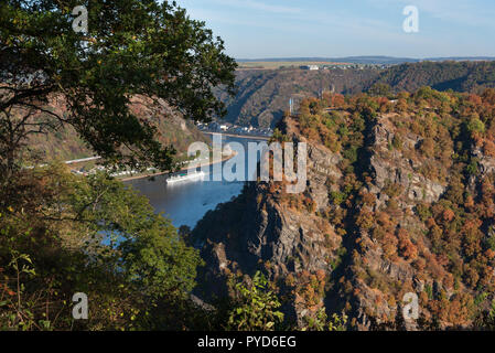 Felsen der Loreley, Rhein, Tal im Herbst Stockfoto