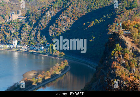 Felsen der Loreley, Burg Katz, Rheintal im Herbst Stockfoto