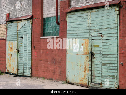 Tor des Gebäudes in einem alten Industriegebiet Stockfoto